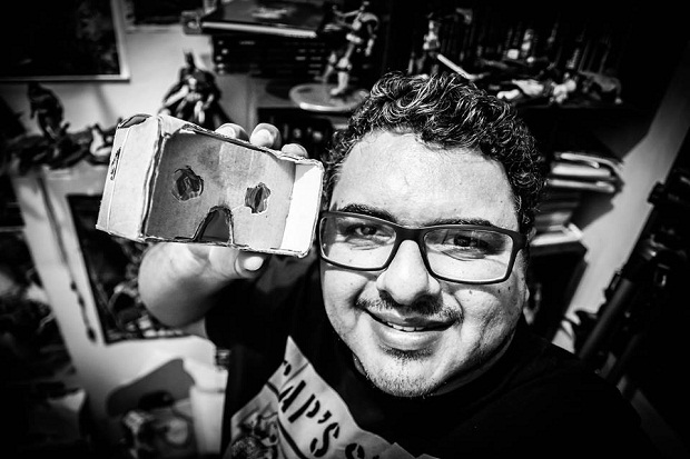 Motivado a utilizar novas tecnologias em sala de aula, o professor Washington desenvolveu o projeto dos óculos de realidade virtual. Foto: Washington Eloi Francisco